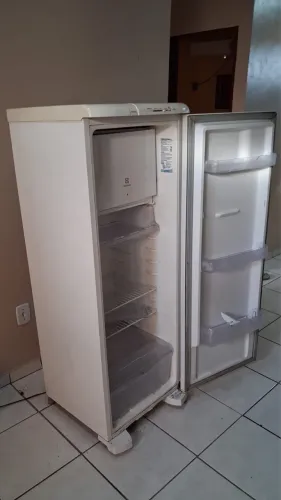 Geladeira eletrolux semi nova