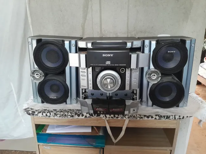 Vendo um micro system da Sony que funciona mais não reproduz música 