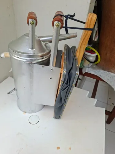 Apicultura - acessórios novos (fumigador, vestimenta de proteção e botas)