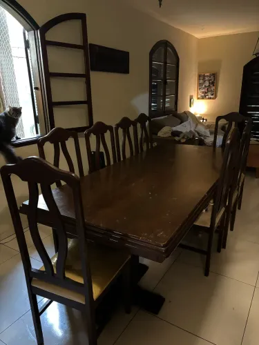 Mesa com jogo de cadeiras