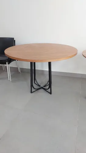 Mesa redonda, base metálica e tampo de madeira, com 1,10m  