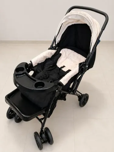 Carrinho de bebê e bebê conforto