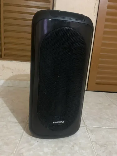 Caixa de som da DAEWOO, 1metro de altura, possui led, controle, e tem 5hrs de duração