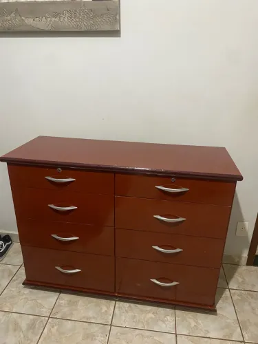 Cômoda 8 gavetas, sendo 2 com chave
