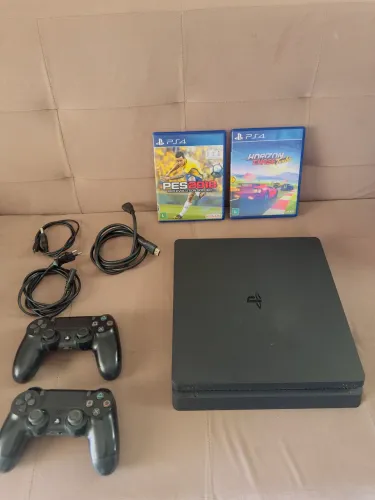 PS4 500GB Mídia Física + 02 controles + 02 jogos 