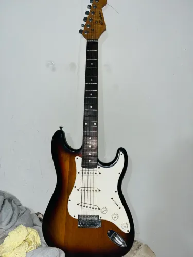 Guitarra stratocaster semi nova