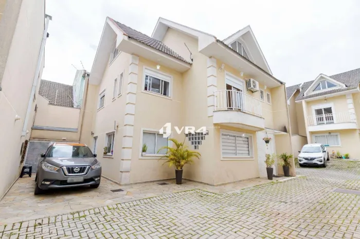 Sobrado Santa Felicidade 2 quartos com fácil reversão para 3 dormitórios ( planta original