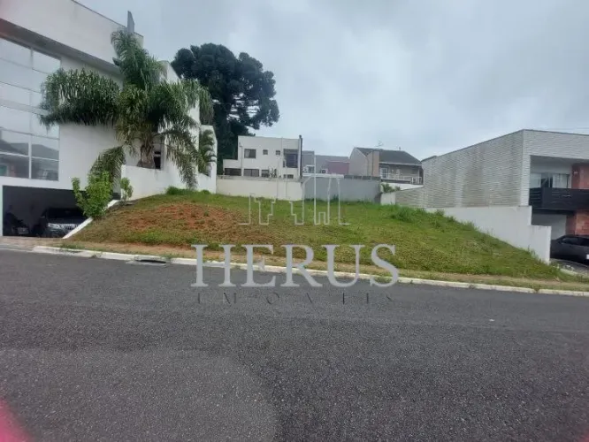 Terreno à Venda no Orleans, Curitiba | Excelente Localização e Potencial para Construção