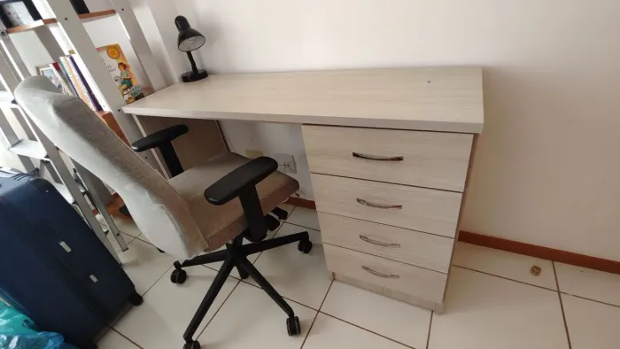Escrivaninha 100% MDF cor Amadeirada clara com 4 gavetas