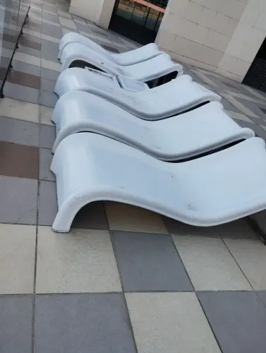 Espreguiçadeiras para área de piscina, usadas.