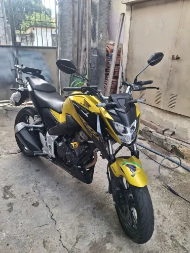 Moto cb 300f dourada