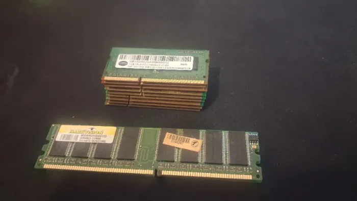 Vendo 11 memórias ddr misturado de notebook e desktop funcionando, frete grátis e em 12x