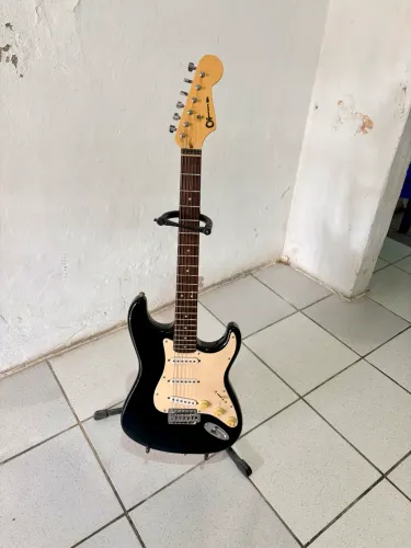 Guitarra Squier Fender Stratocaster. Cordas 010. Regulado. Estado de novo. Aceito TROCAS