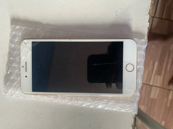 iPhone 8 Plus queimado + tela nova (posso vender separadamente)
