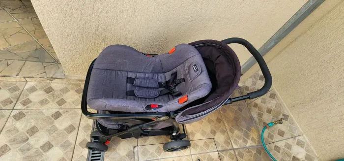Carrinho de bebe e bebe conforto