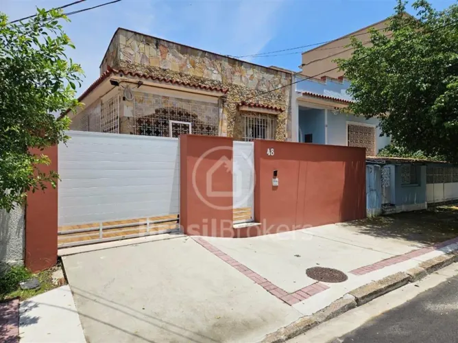 Olaria  Casa Linear Reformada com Área Gourmet e Vaga para até 3 Carros