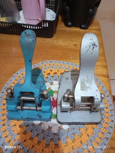 Vendo 2 furador de papel antigo, funcionando normalmente ,150 os 2