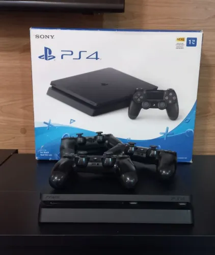 Playstation 4 com 3 controles Sem Jogos