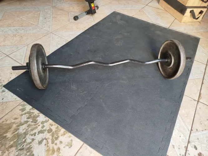 Barra W Maciça + Anilhas (26kg)