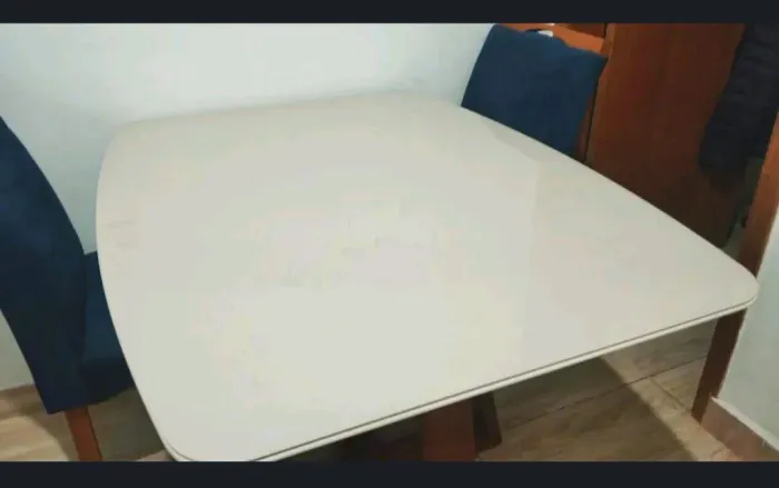 Mesa com 4 cadeiras nova