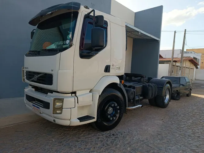 Volvo VM 310 carreta baú