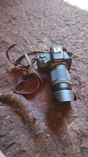 Canon R100 + Lente Zoom 55-210mm | Ideal para Esportes e Eventos