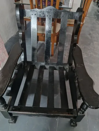 Vendo duas cadeiras de madeira pura antiga