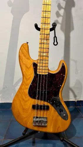 Contrabaixo SX SJB75 Natural, modelo clássico estilo Jazz Bass de 4 cordas