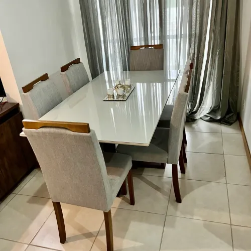 Jogo de mesa com 6 cadeiras