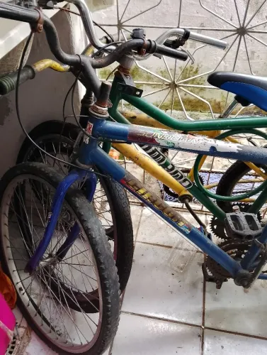 3 bicicletas R$200,00 quero vender logo não tem onde colocar