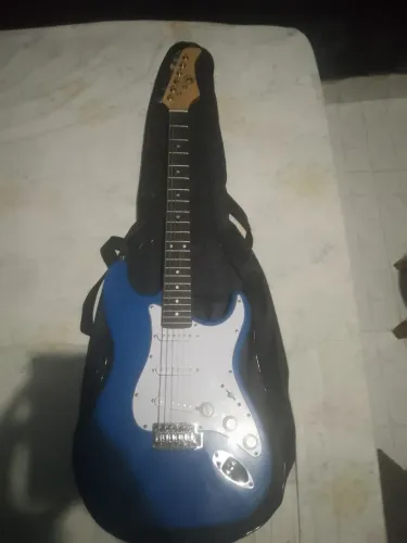 Guitarra Azul + itens inclusos