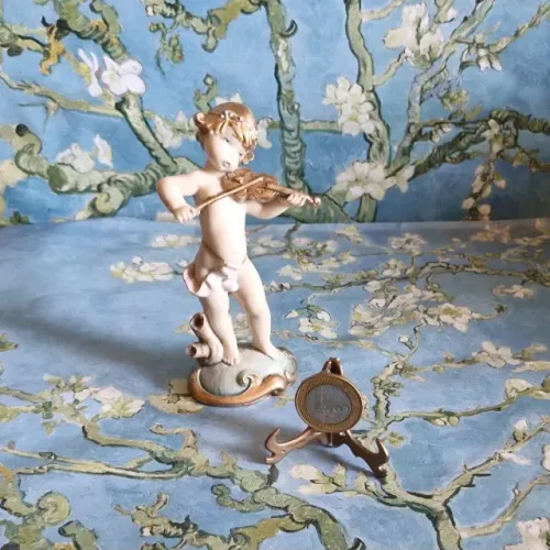 Estatueta em resina italiana de musicista tocando violino 12 cm. Perfeita.