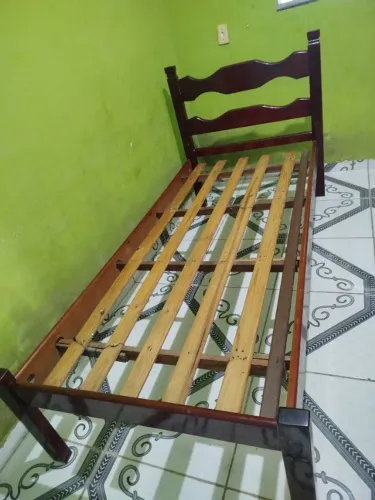 Cama de madeira solteiro