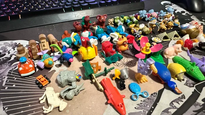 Lote Gigante Kinder Ovo Antigo - +90 peças (anos 90) - Smurfs, Hipopótamos, Gato?