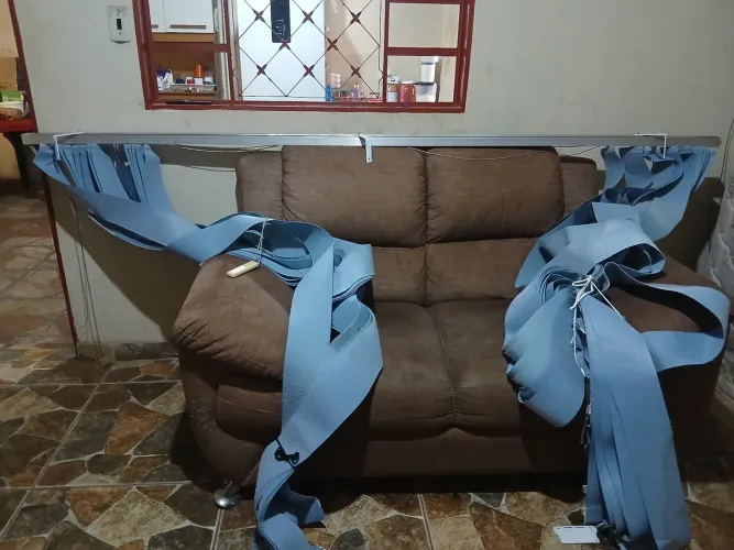 Vendo uma cortina azul de 2 metros