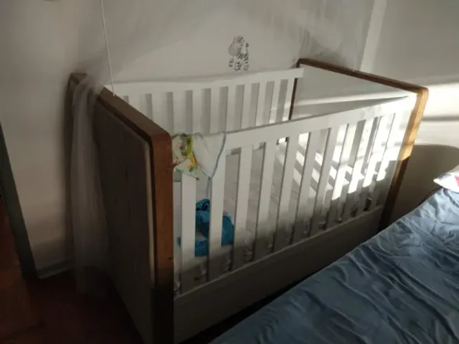 Berço Tutto New Branco Soft / Freijó + Kit Capitonê Areia Matic