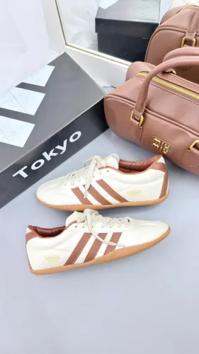 Tênis Adidas Tokyo Courino Feminino Premium Cor: Off/Caramelo- Disponível 34 AO 39