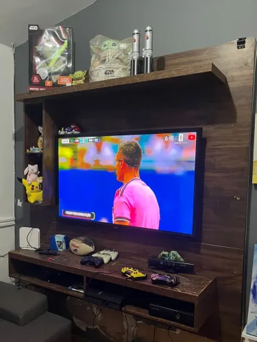 Painel para TV em tom amadeirado
