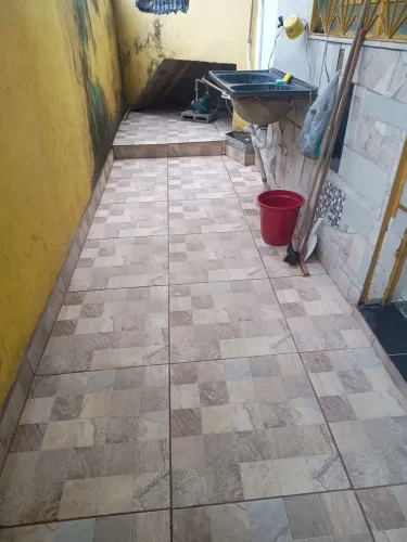 Alugo kitnet p moradia ou sala comercial.