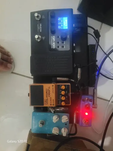 Vendo pedais e pedaleira gp100 com Purê Sky, turbo Distircion, compressor, fonte e pedalbo