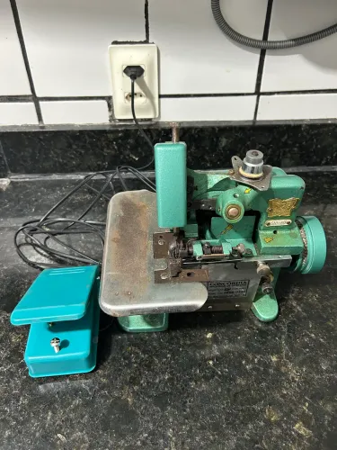 VENDO MÁQUINA DE OVERLOCK APROVEITE !!