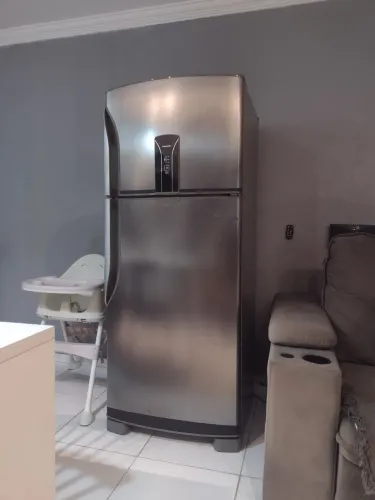 Geladeira Frost Free bem conservada e bem espaçosa.