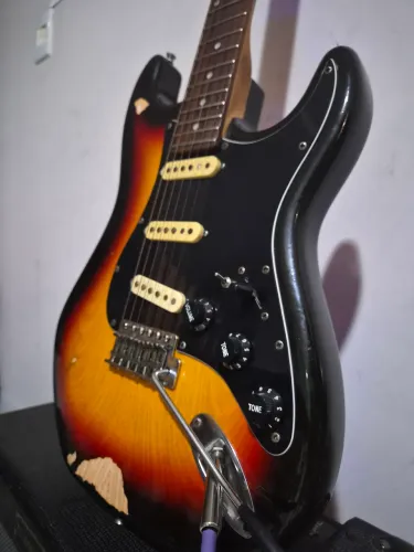 Guitarra "Fender china" relic, desgastada 