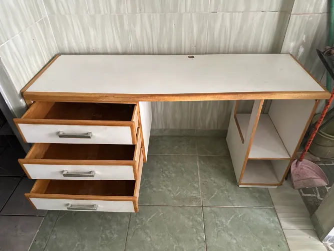 Mesa de madeira com 3 gavetas