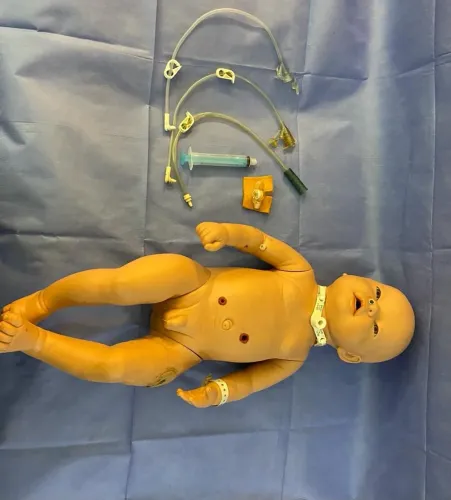 Manequim simulador portatil para treinamento de ostomias.