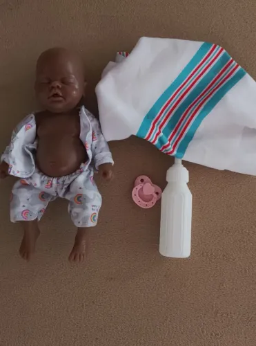 Vendo Mini bebê Reborn de Silicone Negra original com acessórios 