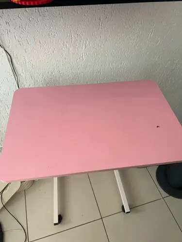 Mesa escrivaninha rosa regulável e com rodinhas