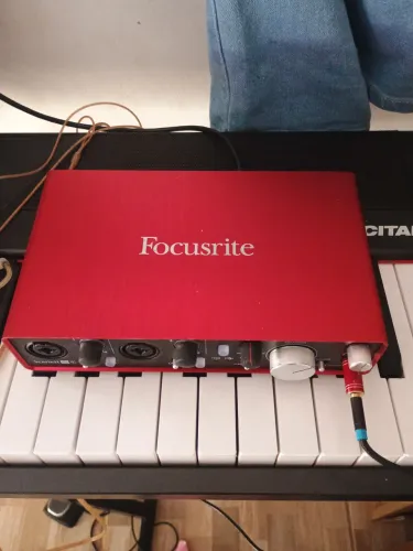 Placa de áudio Focusrite 2i4 usada