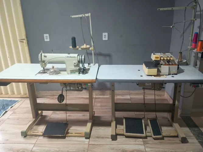 Máquina de costura reta e overloque