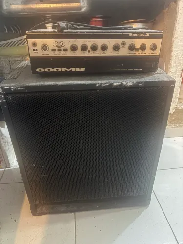 Uma caixa 4x12 da Meteoro